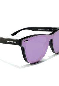 Ochelari de soare negri cu rame unghiulare, cu lentile de culoare purpurie și branding "HAWKERS" pe lateral. Textură netedă cu accente metalice.