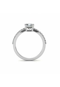 Anello di fidanzamento con diamante che presenta una pietra centrale tonda in un' impostazione a quattro griffe, circondata da pietre più piccole lungo una fascia in argento lucido.