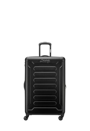 Valigia rigida nera con pannelli testurizzati, manico telescopico e quattro ruote per la mobilità. Presenta un logo prominente sulla parte superiore.