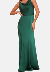 Lång, ärmlös klänning i smaragdgrön satin med en draperad halsringning och figursydd silhuett, som sträcker sig ner till golvet med en slät textur.