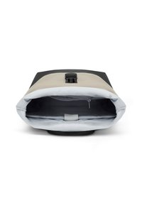 Čierny a béžový batoh s rolovacím zložením a bezpečnostnou prackou, s šedým vnútorným podšívkou a zipsovým vreckom na organizáciu.