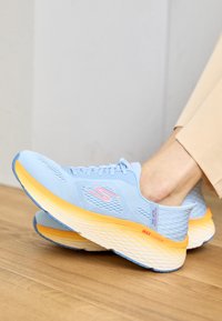 Skechers - MAX CUSHIONING ELITE 2.0 - Sneakers low - blue textile/orange trim Imagine miniatură 1