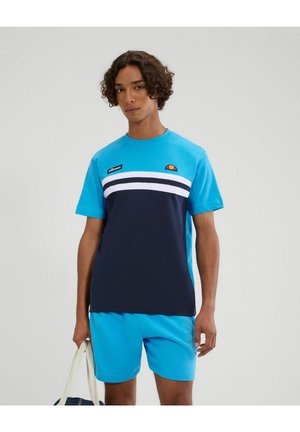 Camiseta deportiva de manga corta en azul y marino con rayas blancas horizontales y logo. Combinada con pantalones cortos azules sólidos. Material de mezcla de algodón.
