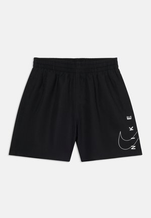 Čierne športové krátke nohavice s elastickým pásom a bielym logom Nike a znakom Swoosh na spodnej ľavej nohe, položené na bielom pozadí.