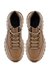 Zapatillas de cuero marrón con acentos beige, puntera redonda, diseño de cordones con seis ojales, lengüeta acolchada y suela de goma resistente.