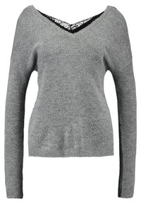 Pull en gris avec un décolleté en V agrémenté d'une finition en dentelle noire. Manches longues et tissu texturé doux. Design simple à coupe droite.