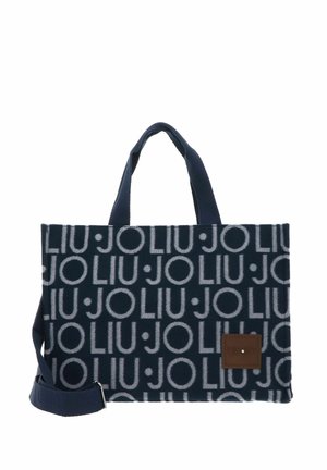 Borsa tote rettangolare blu navy con motivo testo ripetuto "LIU JO" e due manici corti, dotata di tracolla staccabile e patch logo marrone.