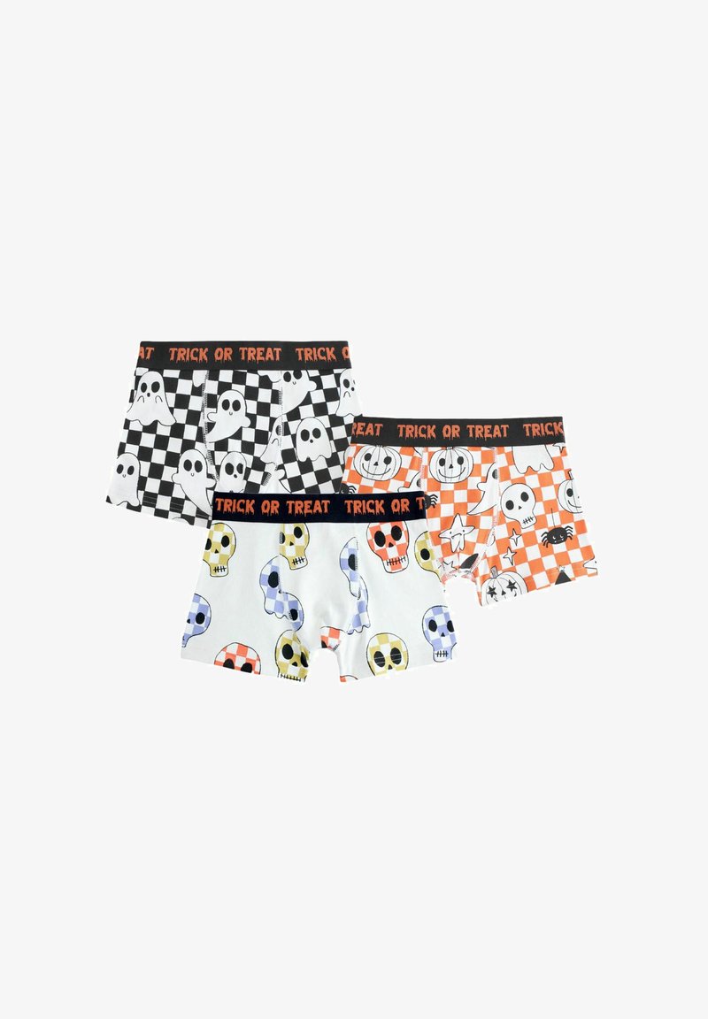Trois paires de boxers pour enfants avec des motifs d'Halloween comprenant des fantômes, des crânes, des citrouilles et des araignées sur des fonds à carreaux.