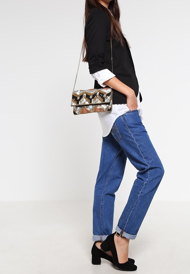 Kopertówka wysadzana cekinami z wzorem w odcieniach czerni, złota i srebra; kształt prostokątny; złoty łańcuszkowy pasek; teksturowana powierzchnia.