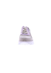 Sneaker z jasnofioletową cholewką, szarymi zamszowymi akcentami i białą gumową podeszwą. Posiada sznurówki oraz zamek błyskawiczny z boku dla wygody noszenia.