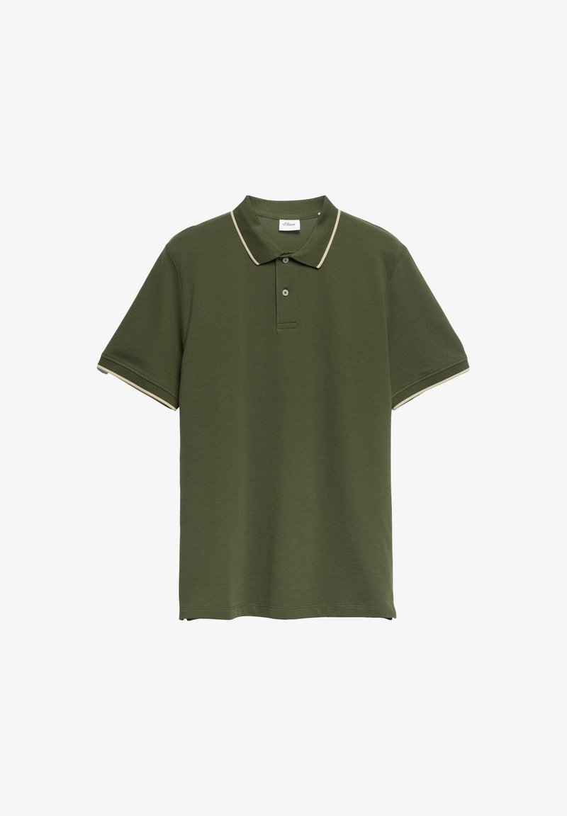 Polo manches courtes vert olive avec bordure beige au col et aux bords des manches, avec une patte de boutonnage à deux boutons.