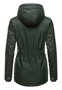 Giacca verde scuro con vita aderente, cappuccio e maniche lunghe. Tessuto testurizzato con una finitura liscia. Presenta chiusure a pressione sui polsini.