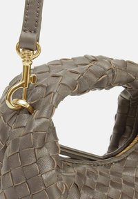 Borsa in pelle intrecciata grigia con una texture a treccia. Dotata di una chiusura e una tracolla in tonalità oro, che mettono in risalto l'elegante artigianato.