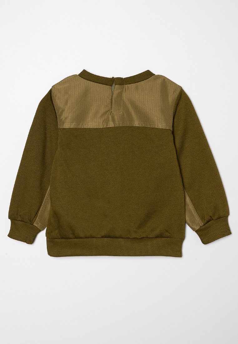 Sweat-shirt à manches longues pour enfants, couleur vert olive, avec des poignets côtelés et un panneau de tissu plus clair sur le haut du dos et des épaules.