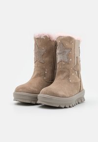 Brune ankelstøvler i suede med rosa pelstrim, stjernemønster og sølvstjerneutsmykninger. Har glidelås på siden og teksturerte gummisåler.