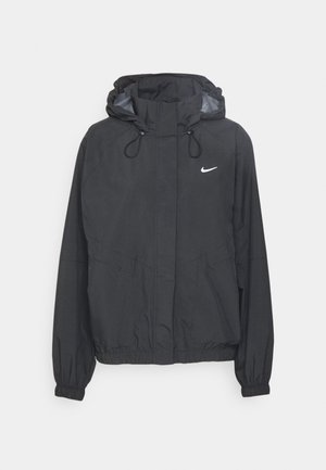 Schwarze Kapuzenwindjacke aus leichtem Material, ausgestattet mit elastischen Bündchen, einer Kordelzugkapuze und einem kleinen weißen Logo auf der Brust.