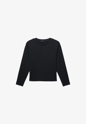 Maglione nero a maniche lunghe con collo a giro e orlo dritto, mostrato disteso su uno sfondo bianco.