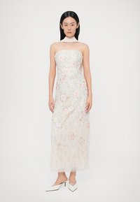 Suknia bez ramiączek z lekkiego, przejrzystego materiału, ozdobiona kwiatowym haftem w różowym i niebieskim kolorze. Sylwetka do ziemi z dopasowanym gorsetem.