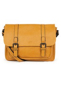 Sac bandoulière en simili cuir jaune avec une fermeture à rabat, des accents de double boucle, une sangle réglable et une texture lisse. Forme rectangulaire compacte.
