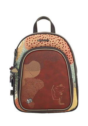 Kompakter Rucksack mit mehrfarbigen abstrakten Mustern, braune Fronttasche mit Punktverzierungen, eine kleine schwache Figur und dekorative Reißverschlussanhänger.