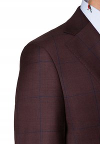 Burgundowa marynarka z subtelnym wzorem w kratę w odcieniu niebieskim, z klapami w szpic i fakturowanym materiałem. Gwarantuje dopasowany krój.