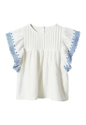 Weiße kurzärmlige Bluse mit plissiertem Vorderteil und blauen bestickten, gewellten Kanten an den Flügelärmeln.