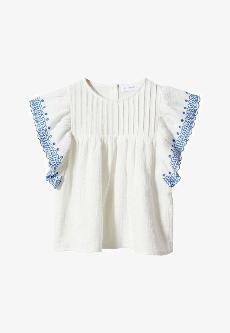 Blouse blanche à manches courtes avec un devant plissé et des bords en éventail brodés en bleu sur les manches volantées.