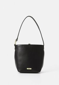 Černá kožená kabelka přes rameno s kulatým tvarem, jedním popruhem a jemným zlatým kováním s označenou značkovou plaketou.