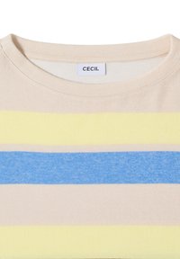 Chemise beige à manches courtes avec des rayures horizontales jaunes et bleues. Col rond avec une texture douce. Étiquette de la marque "CECIL" visible.