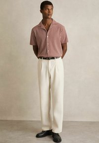 Reiss REGULAR FIT - TOWER TEXTURED-CUBAN-COLLAR - Vapaa-ajan kauluspaita - rust red white