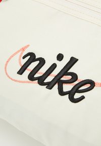 Nike Performance GYM CLUB RETRO - Sporttáska - coconut milk/picante red/black