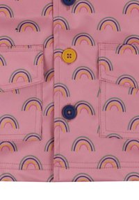 Roze stof met een herhalende regenboogprint; bevat twee zakken en drie knopen in geel, blauw en paars. Glad van structuur.