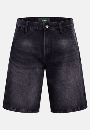 Shorts en jean noir avec passants pour ceinture, fermeture par bouton et poches avant, étiquetés "Rebel" à l'intérieur de la ceinture.