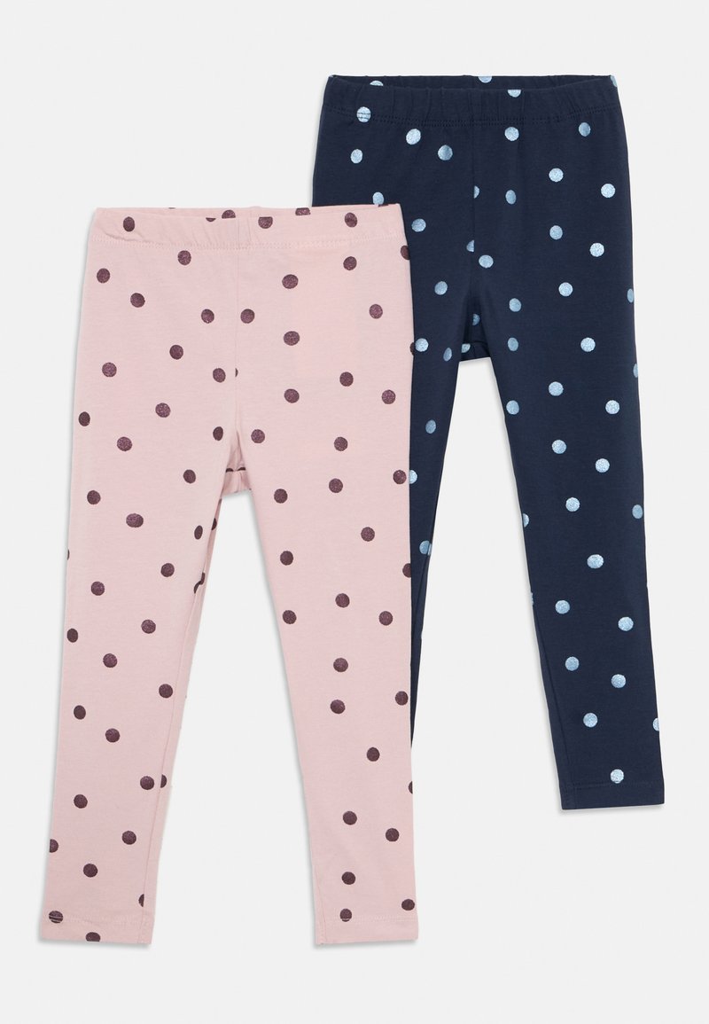 Dos pares de leggings para niños, uno rosa con lunares morados oscurecidos y otro azul marino con lunares azules claros, con cinturillas elásticas.