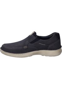 Zapatos de charol azul marino sin cordones, con un diseño cosido, detalles perforados y una suela de un suave beige contrastante.