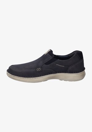 Námořnické slip-on boty vyrobené z kůže, s prošitým designem, perforovanými detaily a kontrastní světlou béžovou podrážkou.