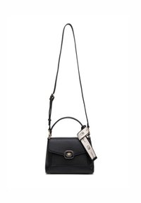 Borsa a mano in pelle nera con un design strutturato, manico superiore, tracolla regolabile, hardware color oro e etichetta per bagagli con logo.