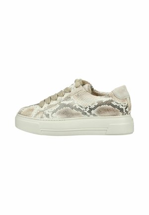 Lage sneaker met beige en grijze slangenhuidstructuur, dikke witte zool en beige veters, zijaanzicht op een witte achtergrond.