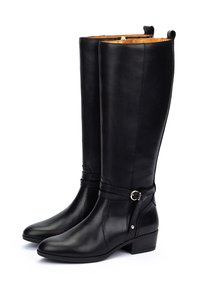 Botas de cuero negro hasta la rodilla con un acabado suave, punta afilada, tacón bajo en bloque y una cinta decorativa con un acento de hebilla metálica.
