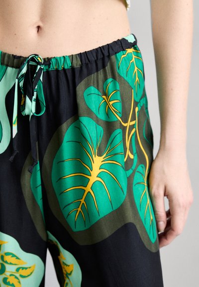 Pantalones negros con un estampado de hojas verdes y amarillas. Cuentan con una cinturilla elástica con cordón. Fabricados con un material ligero.