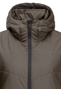 Giacca marrone con cappuccio, dal tessuto imbottito e chiusura con zip. Presenta un colletto alto e dettagli di cucitura orizzontale sulla parte anteriore.