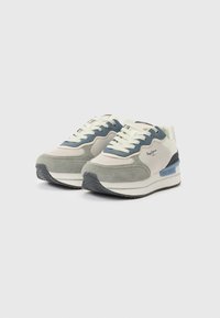 Αθλητικά παπούτσια από σουέντ και υφασμάτινο υλικό σε γκρι, μπεζ και μπλε χρώμα. Διαθέτουν λευκά κορδόνια, λογότυπο στο πλάι και ραβδωτή λαστιχένια σόλα.