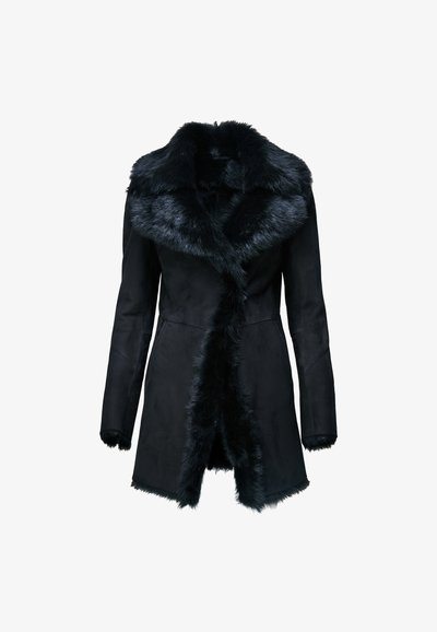 Manteau noir mi-long avec large col en fourrure et bordure en fourrure le long du devant, des poignets et de l'ourlet, présenté sur fond blanc.