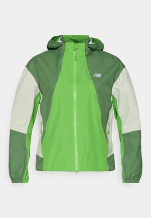 Groen en lichtgrijs windjack met rits en capuchon, met een kleurblokontwerp, elastische manchetten en twee zijzakken. Inclusief een logo op de borst.