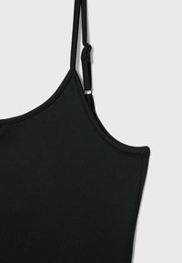 Haut noir sans manches avec bretelles réglables, texture lisse, encolure arrondie et design minimaliste aux lignes épurées.