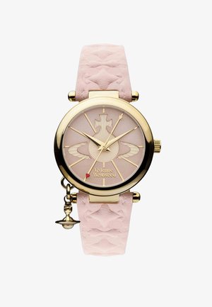 Orologio con cinturino in pelle rosa, cassa in tonalità oro, quadrante decorato con motivo e ciondolo ornamentale. Presenta incisioni decorate e un logo posizionato in basso.