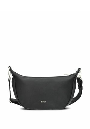 Borsa a tracolla in pelle nera con logo "zwei" argentato, tracolla regolabile e chiusura con zip su sfondo bianco.
