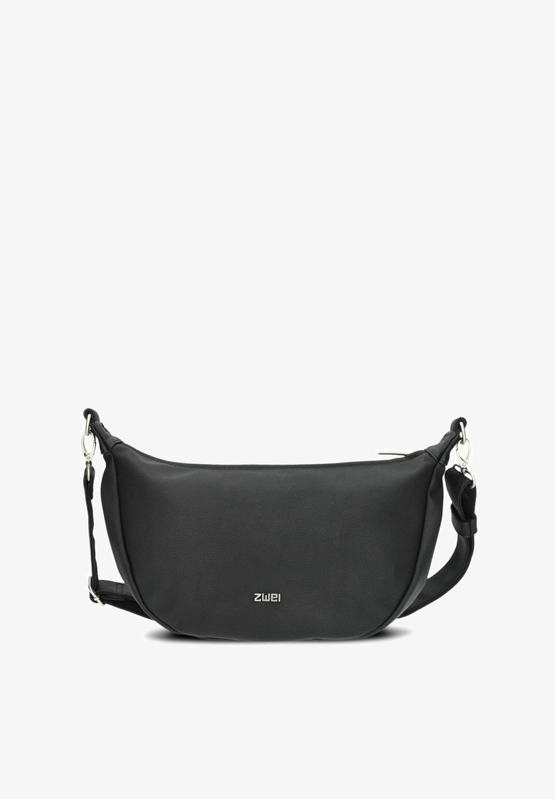Borsa a tracolla in pelle nera con logo "zwei" argentato, tracolla regolabile e chiusura con zip su sfondo bianco.