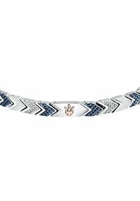 Bracciale in metallo argento e blu con design a chevron, caratterizzato da elementi testurizzati e un emblema centrale in oro rosa.