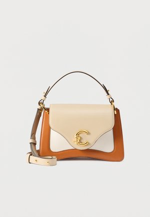 Sac à main en cuir beige et fauve avec un fermoir doré en forme de lettres C entrelacées, doté d'une anse supérieure et d'une bandoulière amovible.